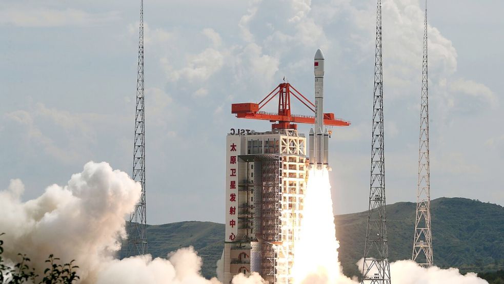 Eine Trägerrakete vom Typ Langer Marsch 6 hebt mit einer neuen Satellitengruppe ab. (Archivbild) Foto: Zheng Bin/Xinhua/AP/dpa