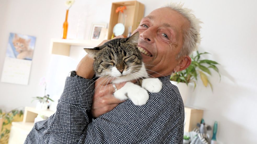 Wenn Klaus Frieden nach Hause kommt, ist Katze Missy glücklich. Foto: Böning