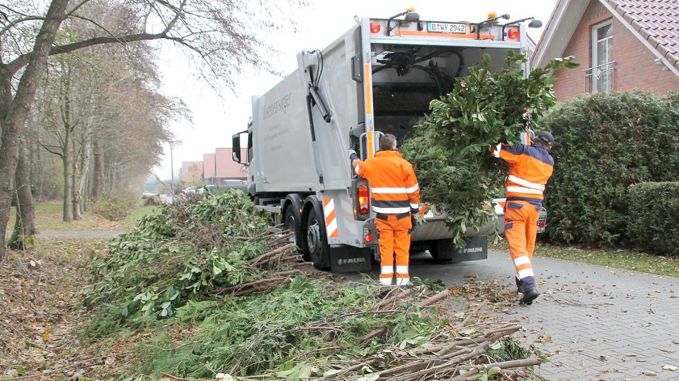 MKW-Mitarbeiter während einer früheren Strauchschnittsammlung im Landkreis Aurich. Foto: Landkreis Aurich