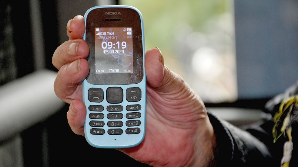 Mit einem Handy kommt man an vielen Stellen nicht mehr weiter. Heute wird häufig ein Smartphone benötigt. Foto: Imago/ Dean Pictures