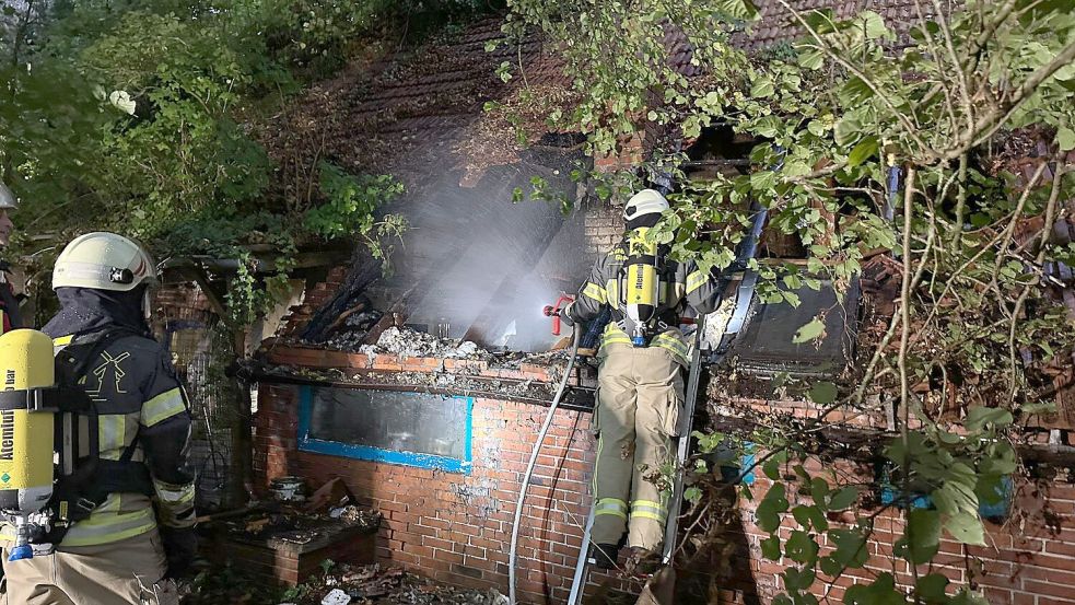 Freiwillige Feuerwehren aus Großefehn waren in Timmel in der Eschenstraße im Einsatz. Foto: FF Timmel