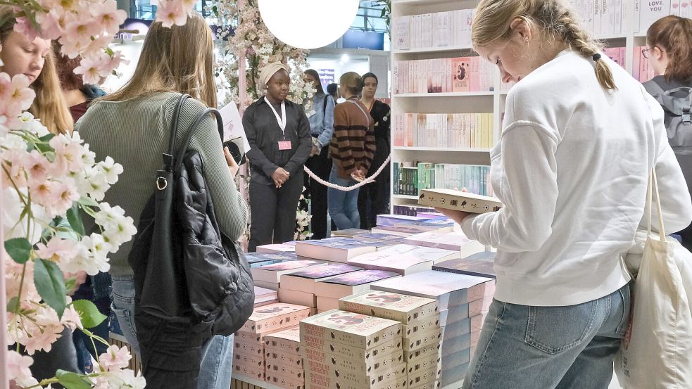 Die Bücher sind die bunt wie Gefühlswelten, die in ihnen geschildert werden: Fans der New-Adult-Literatur auf der Frankfurter Buchmesse. Foto: imago/Hannelore Förster