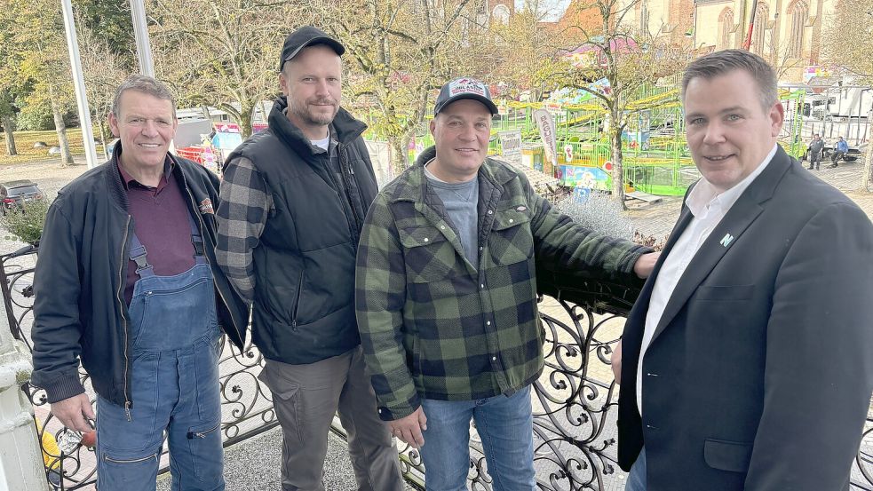 Die Schausteller Theo von Halle (von links), Timo von Halle, Rick Meinecke und Bürgermeister Florian Eiben stellten am Mittwoch das Programm vom Norder Beestmarkt vor. Foto: Rebecca Kresse