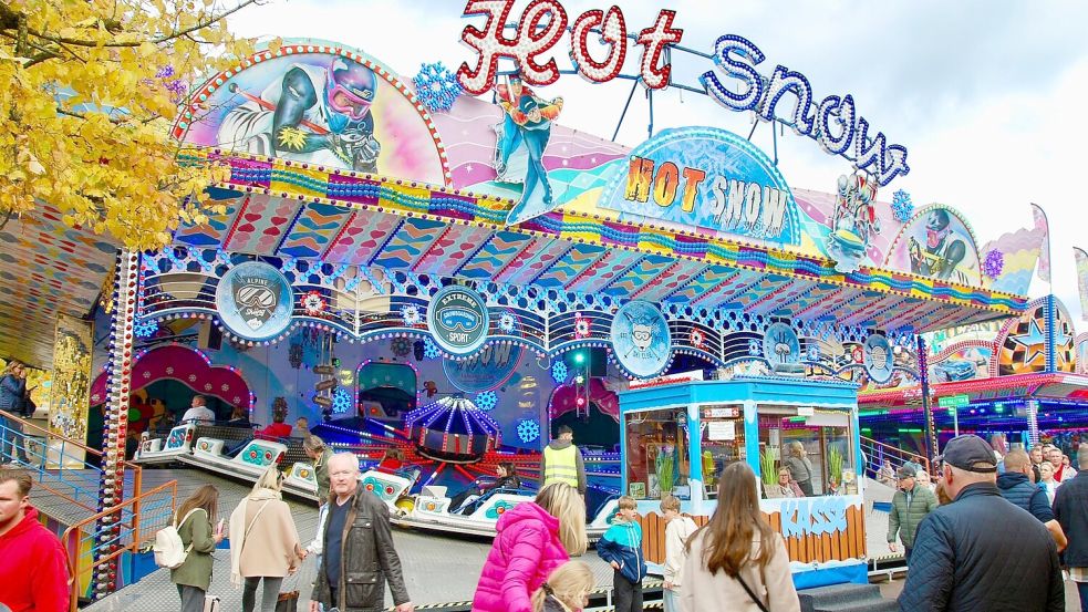 Klassische Fahrgeschäfte und neue Akttraktionen sind im Herbstmarkt vereint.