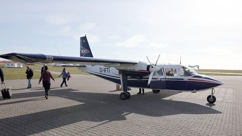 Ein Inselflieger ist auf Juist gelandet. Wie lange wird es das noch geben? Foto: Claus Hock