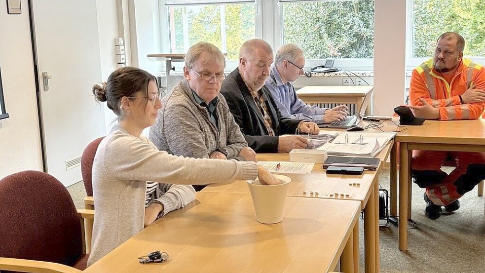 Glücksfee Fabienne Wempen (von links), Bürgermeister Thomas Erdwiens sowie Norbert Janssen und Ingo Dieken sorgten für einen korrekten Ablauf der Auslosung der zehn Brennholz-Lieferungen. Foto: Karin Böhmer