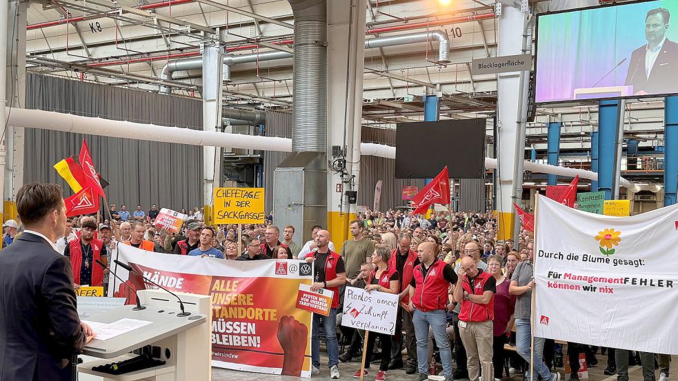 Bei der Betriebsversammlung am 5. September bekamen die aus Wolfsburg angereisten VW-Vorstände heftigen Gegenwind in der Emder Autofabrik. Foto: Betriebsrat VW Emden