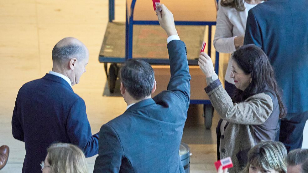 Im Bundestag ging es noch durch, die richtige rote Karte erhielten Teile des Sicherheitspakets erst im Bundesrat. Foto: picture alliance/dpa