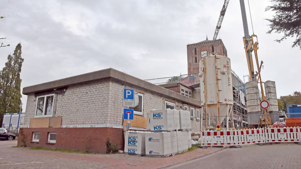 Dieser Flachdach-Gebäudeteil des Marienhafer Rathauses an der Straße „Am Olldiek“ soll abgerissen und durch einen Neubau ersetzt werden. Foto: Thomas Dirks