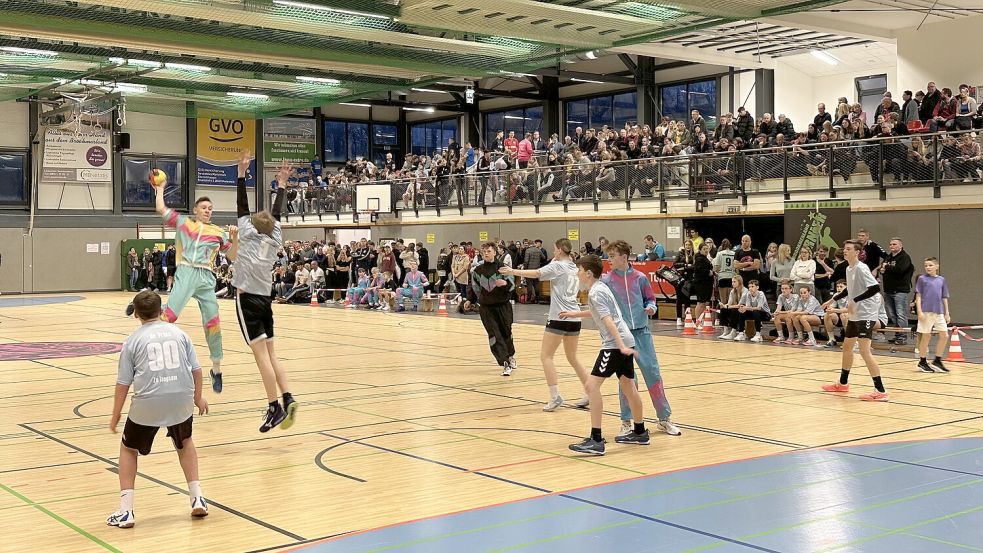 Handballspiele (hier eine Partie von „HC Adilette“ gegen die „Retrobande“ aus dem Vorjahr) vor großer Zuschauerkulisse: Dafür ist das Brookmerland-Turnier in Marienhafe bekannt. Foto: privat