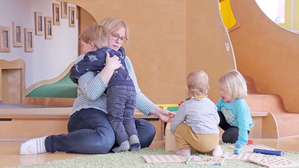 Trösten, spielen, Nase putzen: Fachkräfte in Kitas, wie hier auf einem Archivbild zu sehen, sind täglich nah dran an den kleinen Schnupfennasen. Foto: Romuald Banik