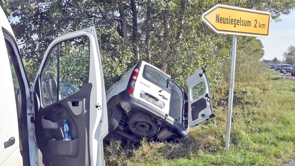 Durch die Wucht des Aufpralls schleuderte der Kleintransporter in den Straßengraben. Foto: Thomas Dirks