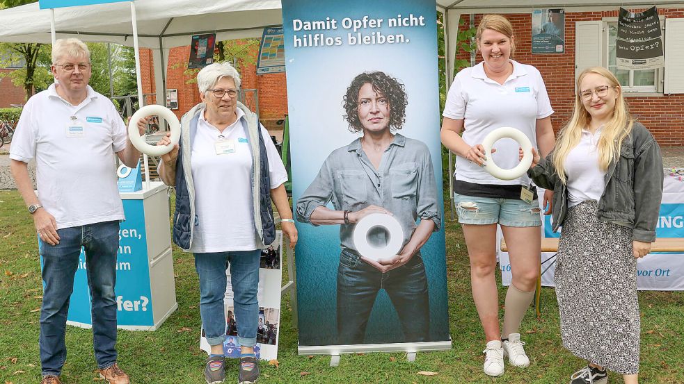 Julia Adden engagiert sich stark beim Weissen Ring. Hier beim Auricher Präventionstag im August. Im Bild von links: Werner Fromm, Karin Harms, Insa Akkermann und Julia Adden. Foto: Vortanz