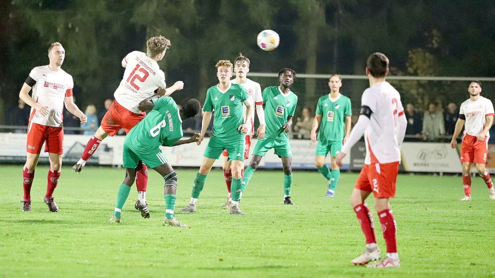 Wallinghausen (grün) und Großefehn kämpften leidenschaftlich um jeden Ball. Bis zum Schluss lieferten sich beide Spitzenteams ein packendes Spiel. Foto: Wilfried Gronewold