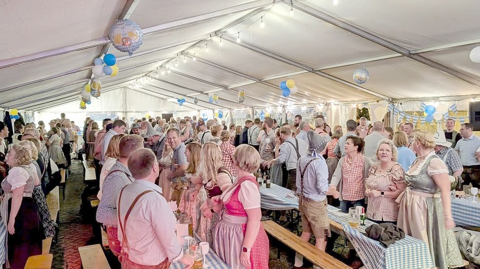 Geschunkelt wurde natürlich auch auf dem ersten Holtroper Oktoberfest. 250 Gäste waren zu der Feier im Festzelt erschienen. Foto: Andrea Henkelmann