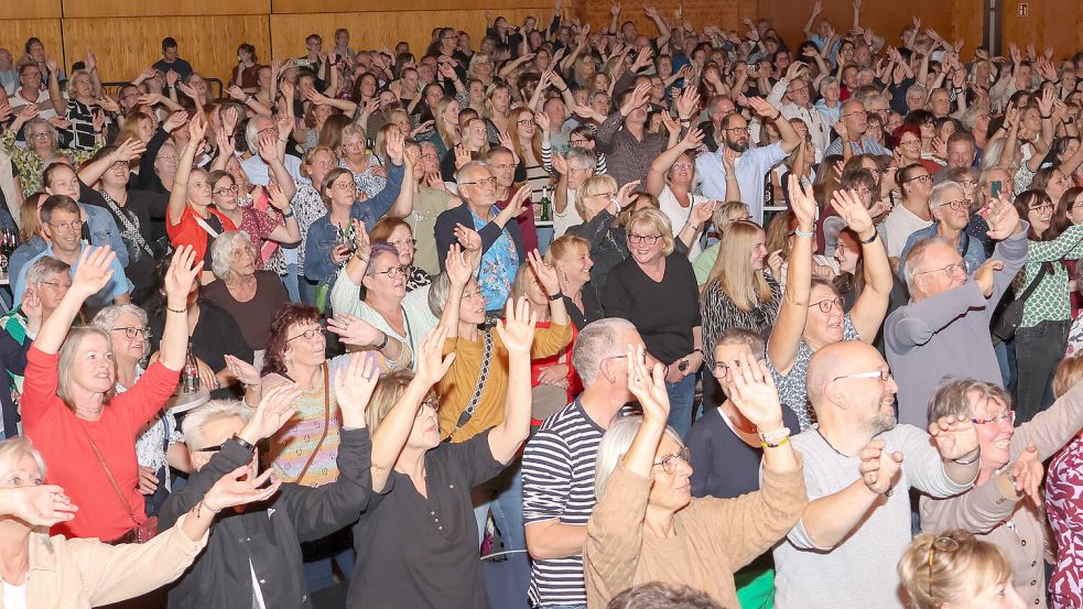 Ausgelassen sangen die Teilnehmer des Rudelsingens in der Auricher Stadthalle. Foto: Helmut Vortanz