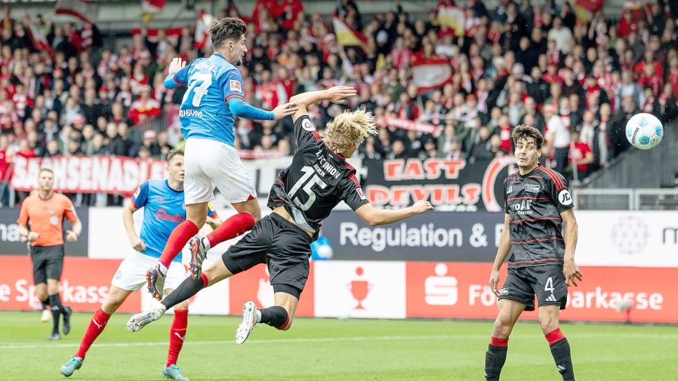 Berlins Tom Rothe (3. v. l.) leitete das 1:0 der Berliner in Kiel ein. Foto: Axel Heimken/dpa