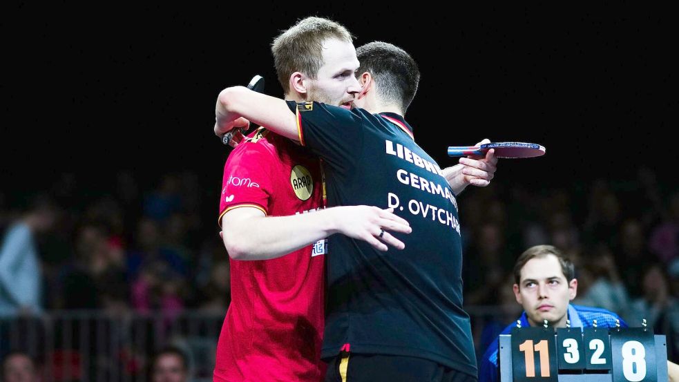 Deutsches Duell bei der Tischtennis-EM: Benedikt Duda (l) schlägt überraschend Dimitrij Ovtcharov. Foto: Eva Manhart/APA/dpa