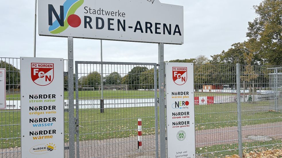 Verschlossene Türen am Trainingsplatz des FC Norden: Weil die ehrenamtlichen Trainer fehlten, musste das Fußballcamp in den Ferien abgesagt werden. Foto: Rebecca Kresse