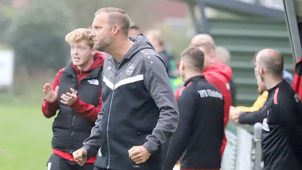 Münkeboes Trainer Uwe Delewski konnte mit dem Unentschieden im Aufsteigerduell in Wiesens gut leben. Foto: Wilfried Gronewold