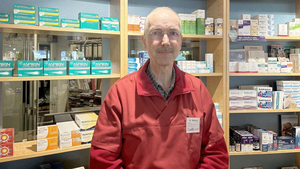 Wolfgang Waßmus betreibt die Löwen-Apotheke am Auricher Marktplatz. Foto: Eva van Loh