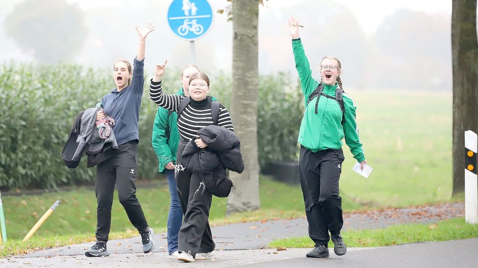 Die Ihlower Holzwerferinnen jubeln nach einem Wurfgewinn gegen Dietrichsfeld. Ein Strohfeuer, denn im Ziel steht die Konkurrenz als Gewinner fest. Fotos: Wilfried Gronewold