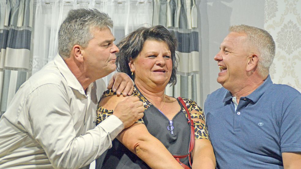 Das Rechtsupweger Trubel-Trio in Höchstform: Edoard Albrechts (von lins), Bianka Heddinga und Harald Albrechts in einer gemeinsamen Szene in dem Schwank „Strohwitwer hebben dat stuur“. Foto: Gerd-D. Gauger