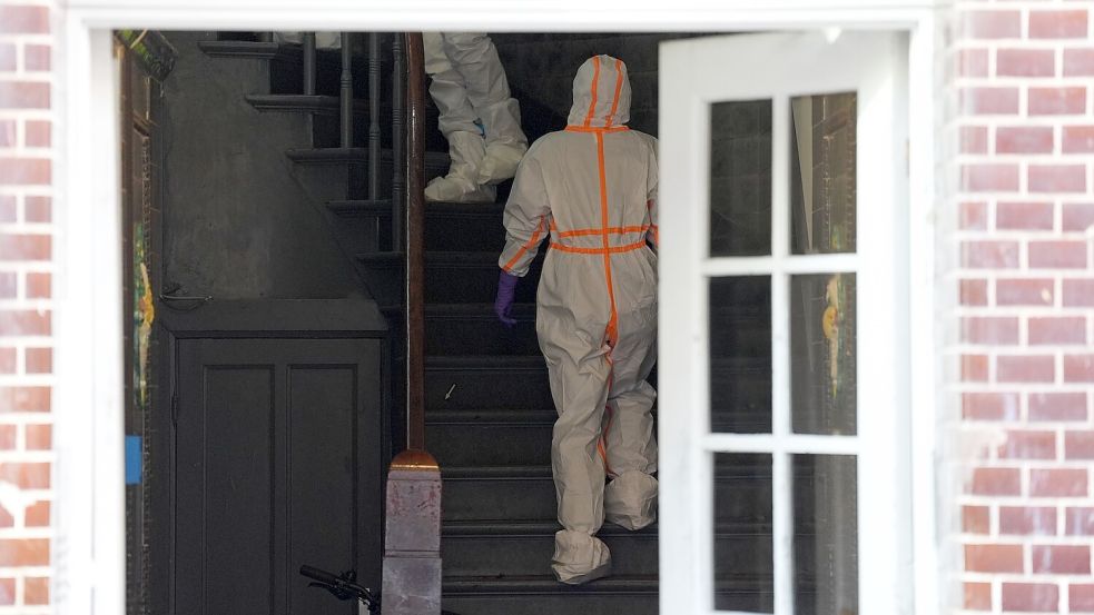 Mitarbeiter der Kriminaltechnik sind am Montagmorgen am Tatort in der Hamburger Neustadt im Einsatz. Foto: dpa/dpa/Marcus Brandt