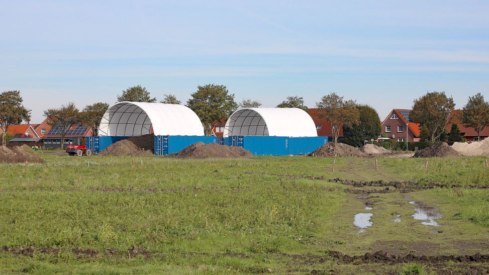 Besonderer Hingucker während der Erschließung waren lange Zeit diese Überdachungen in dem Neubaugebiet in Riepe, wie hier im Sommer 2023. Foto: Romuald Banik