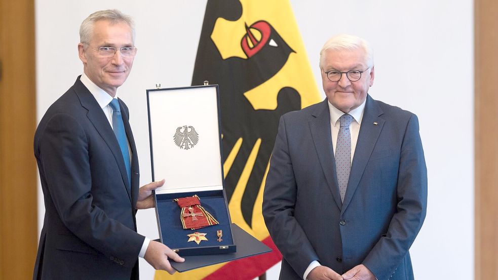 Bundespräsident Frank-Walter Steinmeier (r) würdigt die Verdienste des ehemaligen Nato-Generalsekretärs Jens Stoltenberg. Foto: Sebastian Christoph Gollnow/dpa