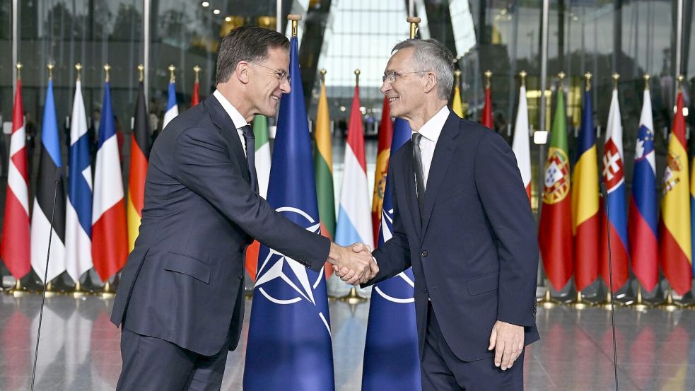 Führungswechsel bei der Nato: Mark Rutte (l) hat das Amt des Nato-Generalsekretärs von Jens Stoltenberg übernommen. (Archivbild) Foto: Eric Lalmand/Belga/dpa