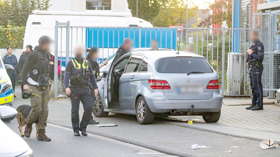 Am helllichten Tag erschießt in Köln ein Unbekannter einen 32-jährigen Mann und flieht auf einem E-Roller. Über die Hintergründe wurde bislang nichts bekannt. Foto: Benjamin Westhoff/dpa