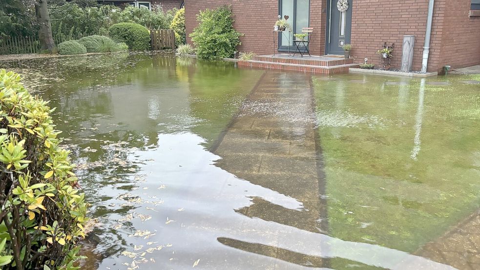 Vor allem in Moordorf kam es auf beiden Seiten der Bundesstraße mehrfach zu Überschwemmungen nach Starkregen. Foto: Karin Böhmer