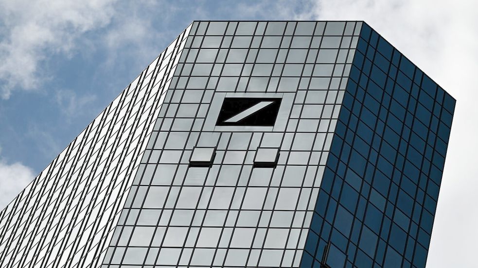 Auf die Aktionäre der Deutschen Bank entfielen im dritten Quartal unter dem Strich knapp 1,5 Milliarden Euro. (Archivbild) Foto: Arne Dedert/dpa