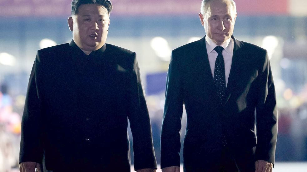 Kremlchef Wladimir Putin und Nordkoreas Machthaber Kim Jong Un haben im Juni auch gegenseitigen militärischen Beistand vereinbart, wenn eines der beiden Länder angegriffen wird. (Archivbild) Foto: Gavriil Grigorov/Pool Sputnik Kremlin/AP/dpa