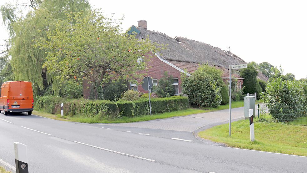 Ein verfallenes Haus und 6200 Quadratmeter Grundstück hat die Stadt Aurich in Rahe gekauft. Foto: Heino Hermanns