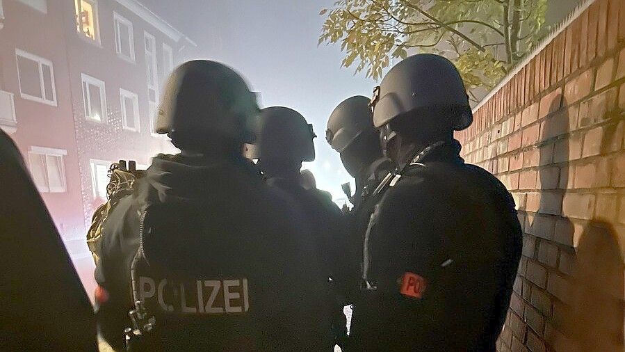 Die Polizei nahm eine Betrügerbande während einer große angelegten Razzia fest, hier der Einsatz in Emden. Foto: Polizei Osnabrück