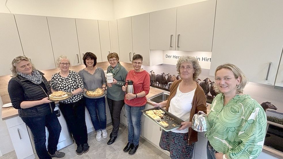 Gertrud Meyerhoff (von links), Wilma te Brake, Helene Strömer, Angelika Doden, Angela Goldenstein, Ingrid Focken und Karin Warners gehören zum Team des Begegnungscafés Johannisstuuv im neuen Gemeindehaus in Engerhafe. Foto: Karin Böhmer