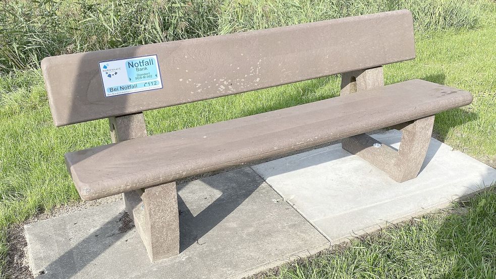 Sitzbänke mit Notruf-Plaketten, wie diese am Alten Postweg, wurden in und um Marienhafe aufgestellt. Foto: privat