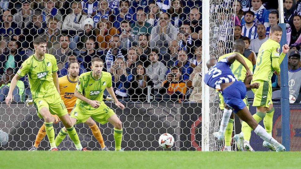 Rückschlag für Hoffenheim: Tiago Djalo (3.v.r) erzielt das Tor zum 1:0 für Porto. Foto: Luis Vieira/AP