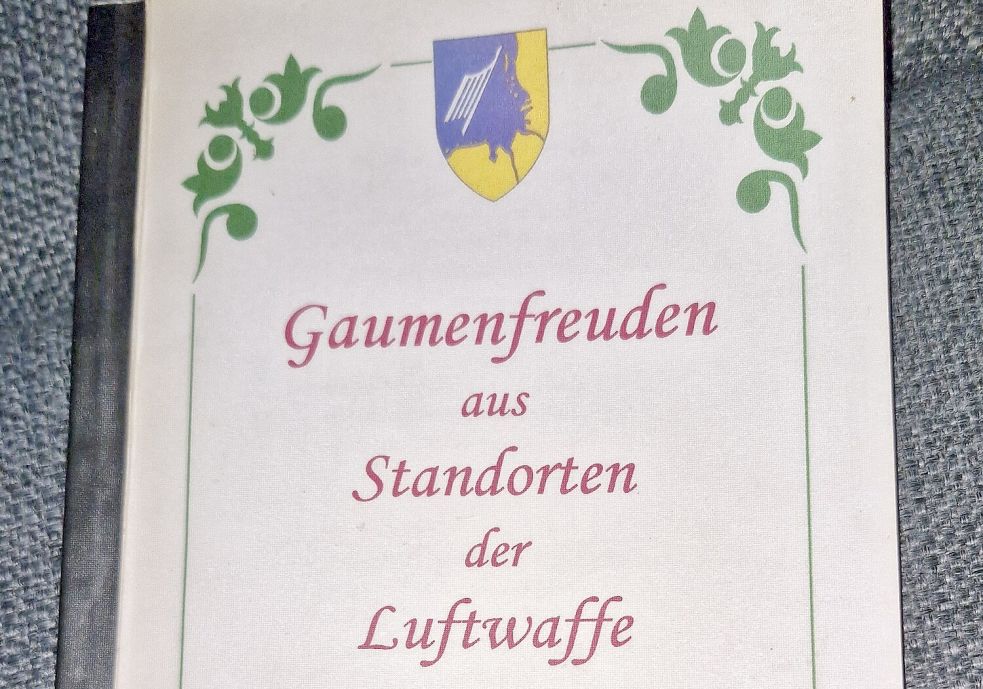 Von wegen lose Zettelwirtschaft: Das Soldaten-Kochbuch aus der Auricher Blücher-Kaserne wurde sogar gebunden. Die Rezeptsammlung erschien in einer kleineren Auflage. Foto: privat