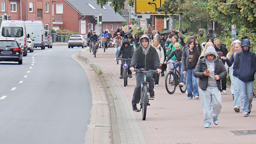 Mittags herrscht ab 13.05 Uhr für zehn Minuten Hochbetrieb auf dem Gehweg an der Von-Jhering-Straße. Foto: Heino Hermanns