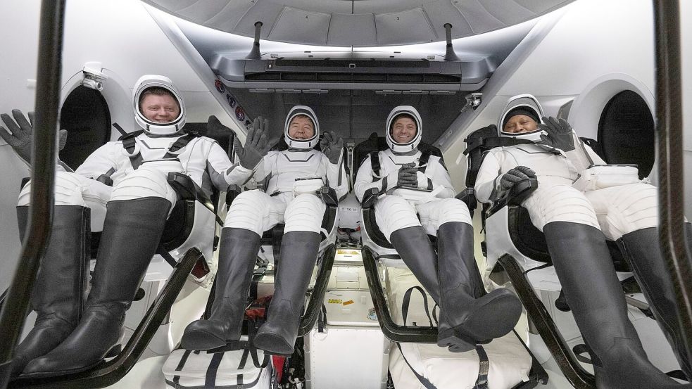 Dieses Foto zeigt den Roskosmos-Kosmonauten Alexander Grebenkin (l), die NASA-Astronauten Michael Barratt (2.v.l.), Matthew Dominick (2.v.r) und Jeanette Epps (r) im Inneren der Raumkapsel kurz nach deren Bergung. Foto: Joel Kowsky/NASA via AP/dpa