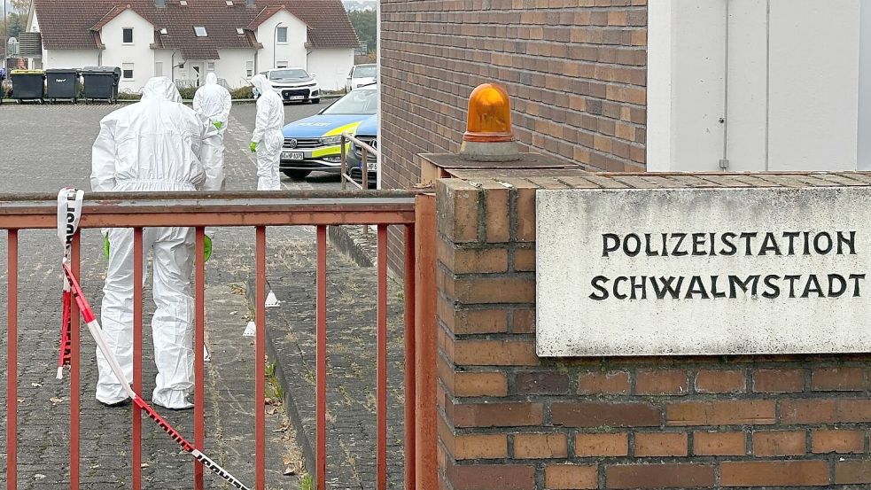 Eine Frau richtet eine Waffe auf Beamte vor der Polizeiwache in Schwalmstadt und wird erschossen. Laut den Ermittlungen handelte es sich nicht um eine scharfe Waffe. Foto: Nicole Schippers/dpa