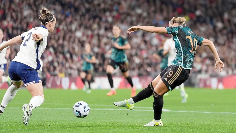 Klara Bühl zieht zum 3:0 ab. Foto: Zac Goodwin/PA Wire/dpa