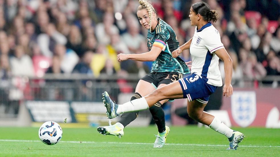 Kapitänin Giulia Gwinn trifft in dieser Szene zum zwischenzeitlichen 2:0. Foto: Zac Goodwin/PA Wire/dpa