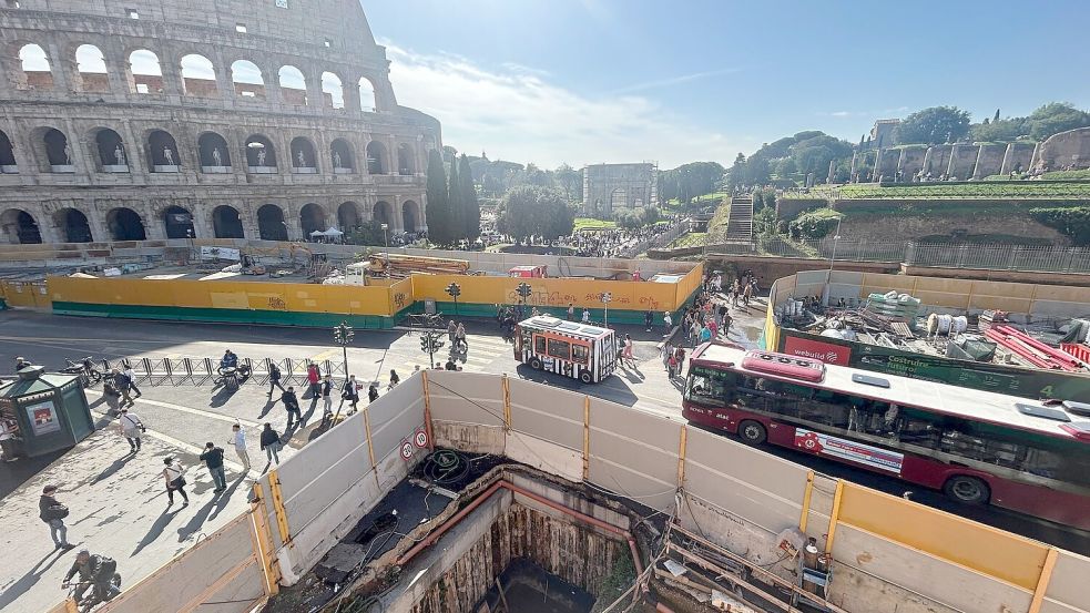 Vor dem „Heiligen Jahr“ 2025 wird auch vor dem Kolosseum noch an einer neuen U-Bahn-Linie gearbeitet. Foto: Christoph Sator/dpa