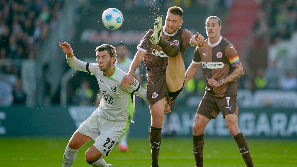 Das Nordduell zwischen dem FC St. Pauli und dem VfL Wolfsburg war umkämpft. Foto: Marcus Brandt/dpa