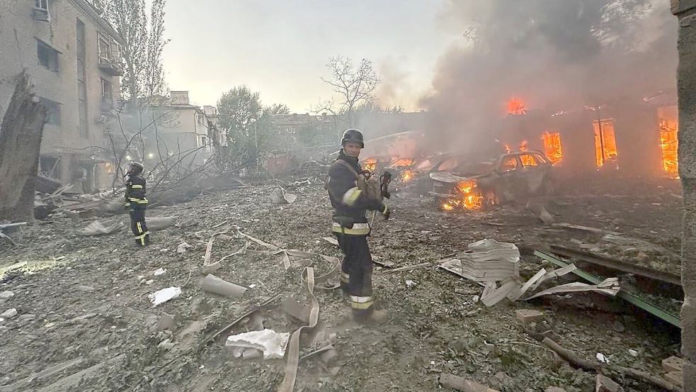 Der ukrainische Präsident Wolodymyr Selenskyj beklagt immer wieder Angriffe durch russische Gleitbomben. (Archivbild) Foto: ---/Ukrainian Emergency Service/AP/dpa