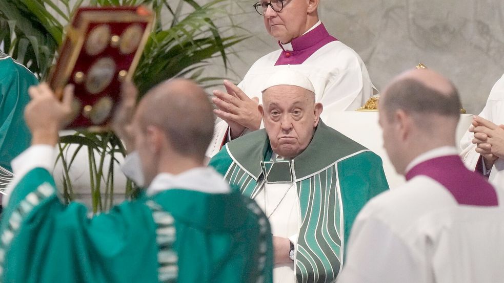 Papst Franziskus in der Festmesse zum Abschluss der Weltsynode in Rom. Foto: Gregorio Borgia/AP/dpa